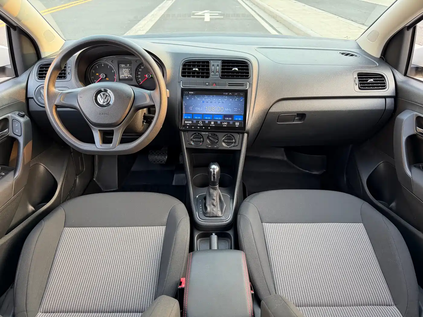 Volkswagen Polo 2016 1.4L Automatic Trend фото 16