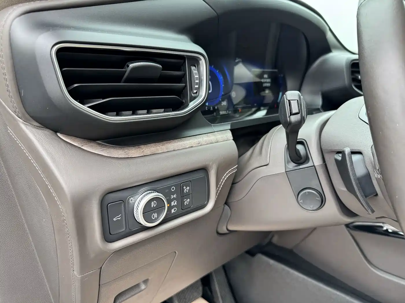 Фото 36 - Ford Explorer