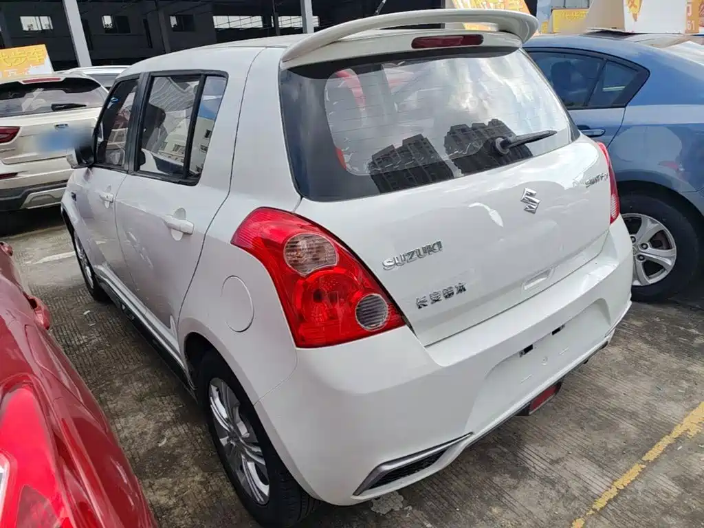 Фото 5 - Suzuki Swift