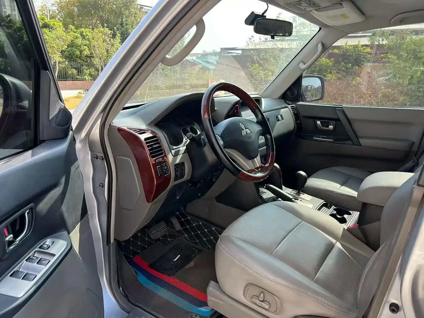 Mitsubishi Pajero 2011 Mitsubishi Pajero V73 3.0L AT GLS фото 3