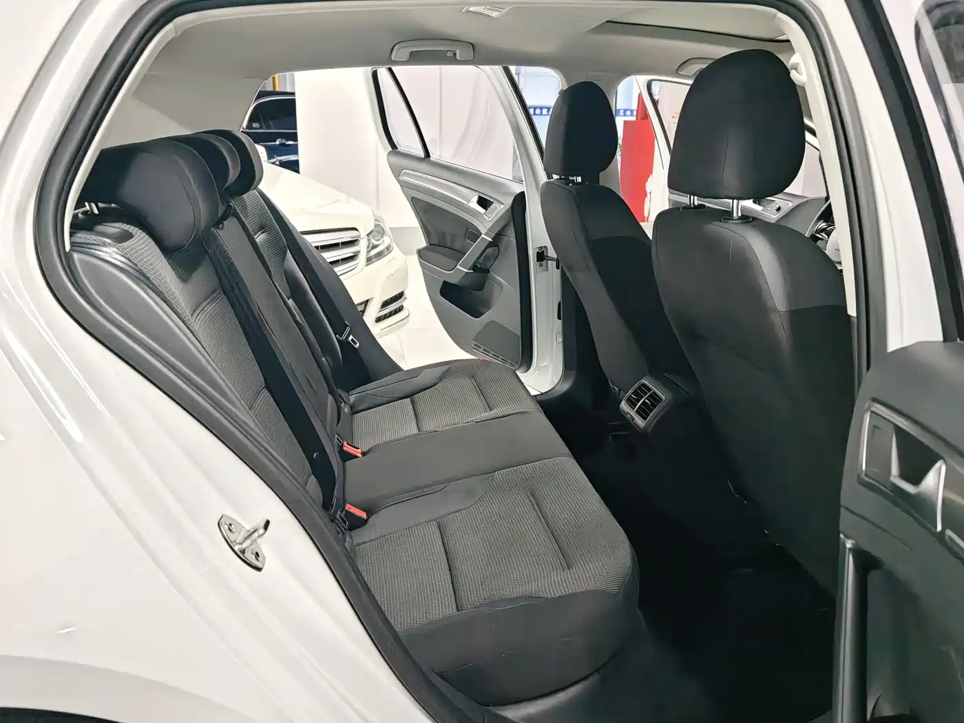 Volkswagen Golf 2016 1.6L Automatic Comfort фото 9