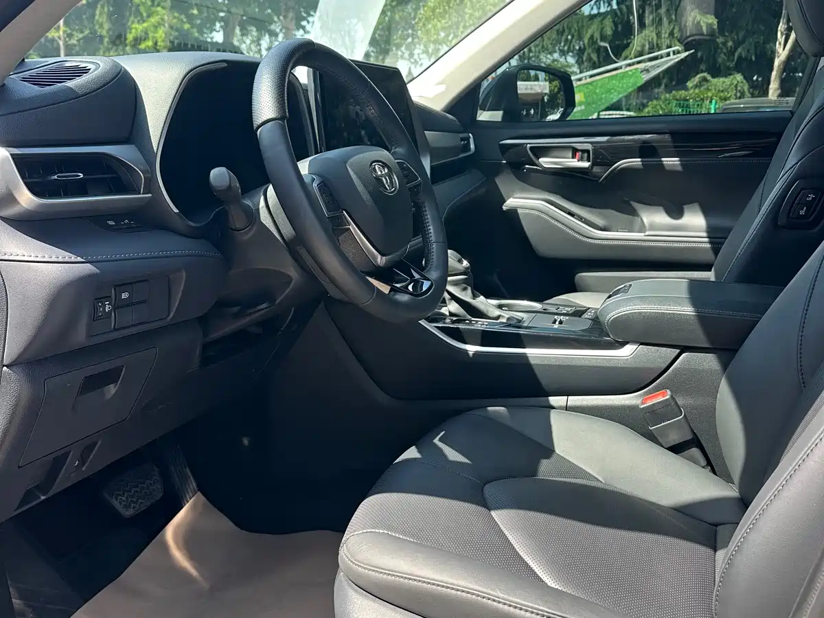 Toyota Highlander 2024 2.5L Smart Hybrid 4WD Luxury 7-seater фото 13