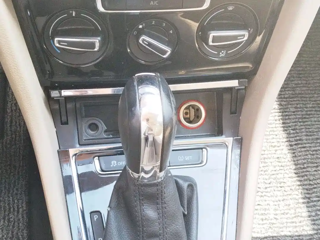 Volkswagen Bora 2014 1.6L Automatic Comfort Edition фото 17