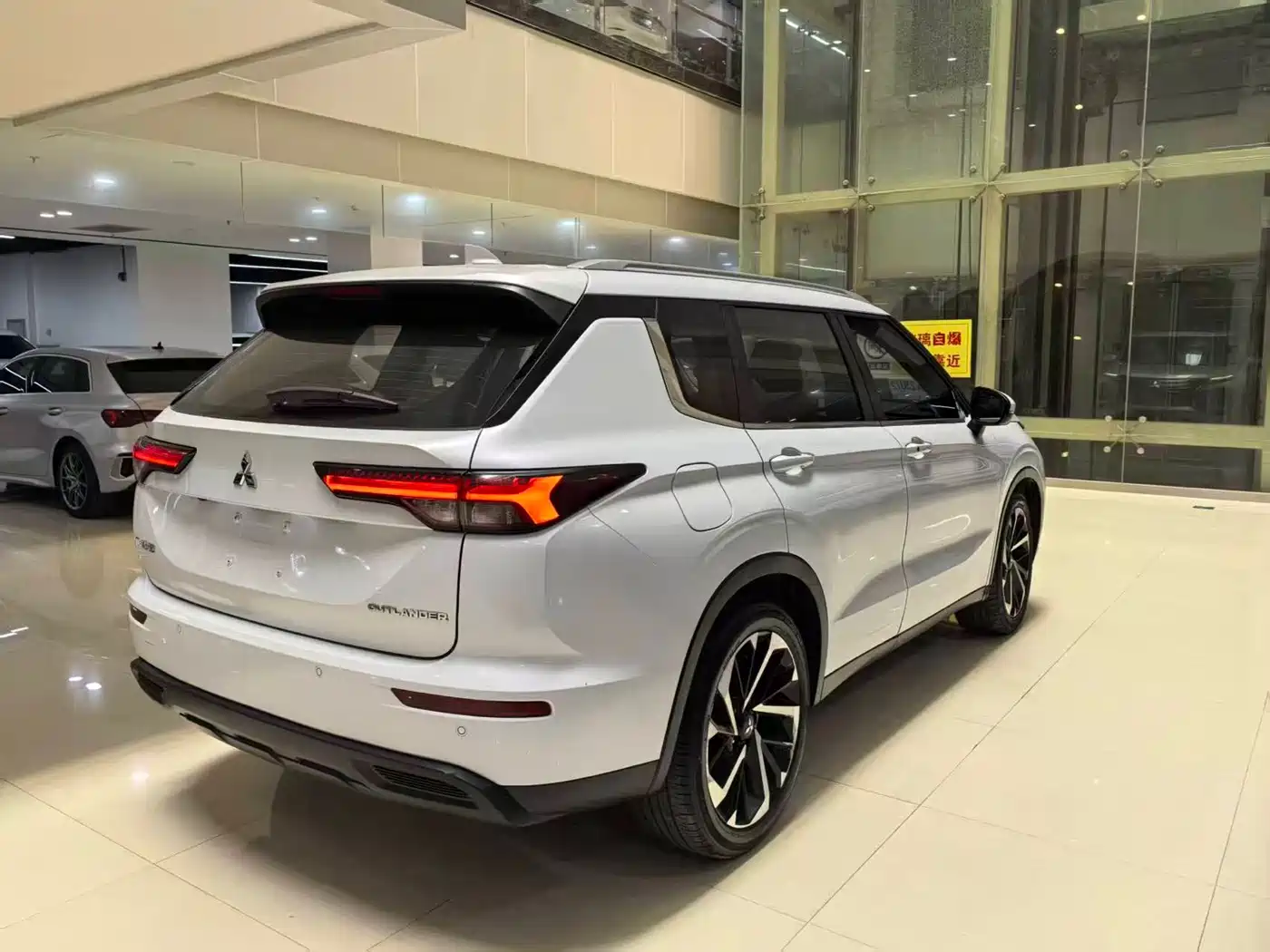 MITSUBISHI OUTLANDER