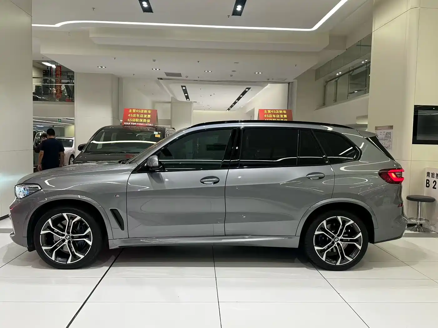 BMW X5 2022 Model xDrive 40Li M Sport Package фото 2
