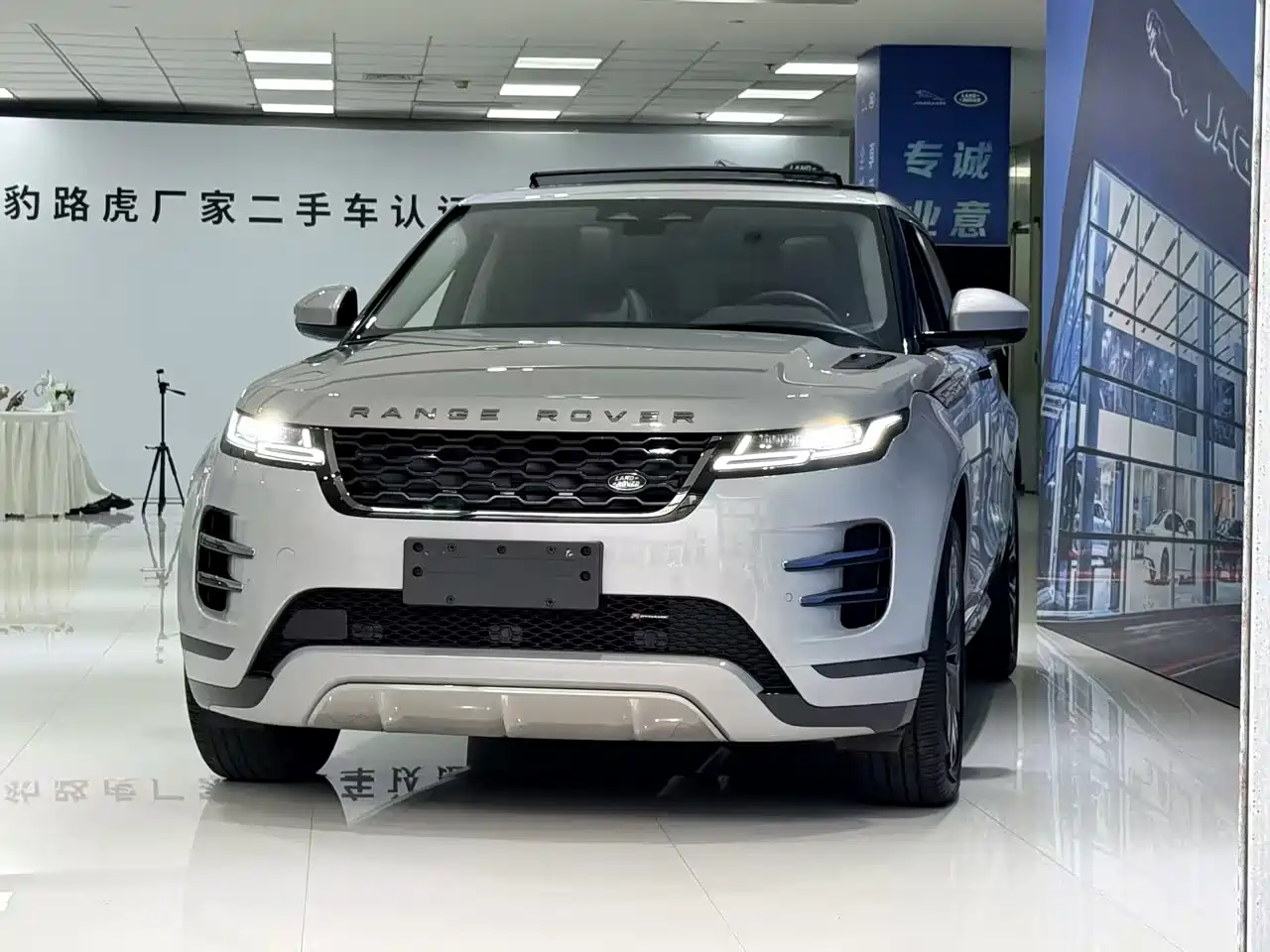 Land Rover Range Rover Evoque 2023 Range Rover Evoque L 249PS Luxury Edition фото 3