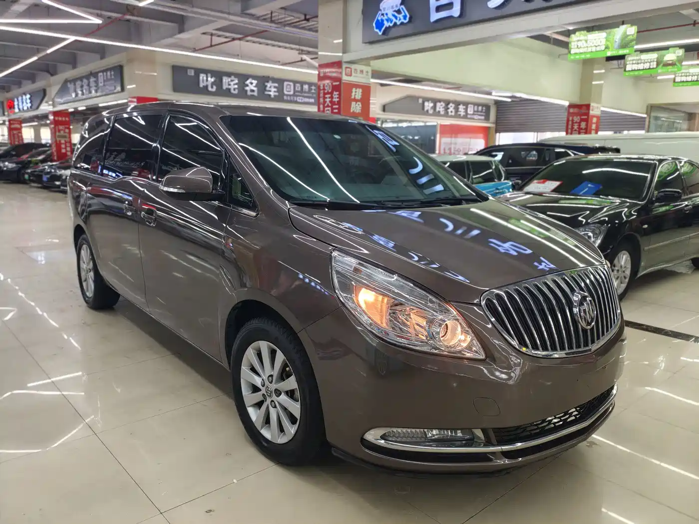 Photo 2 - Buick GL8