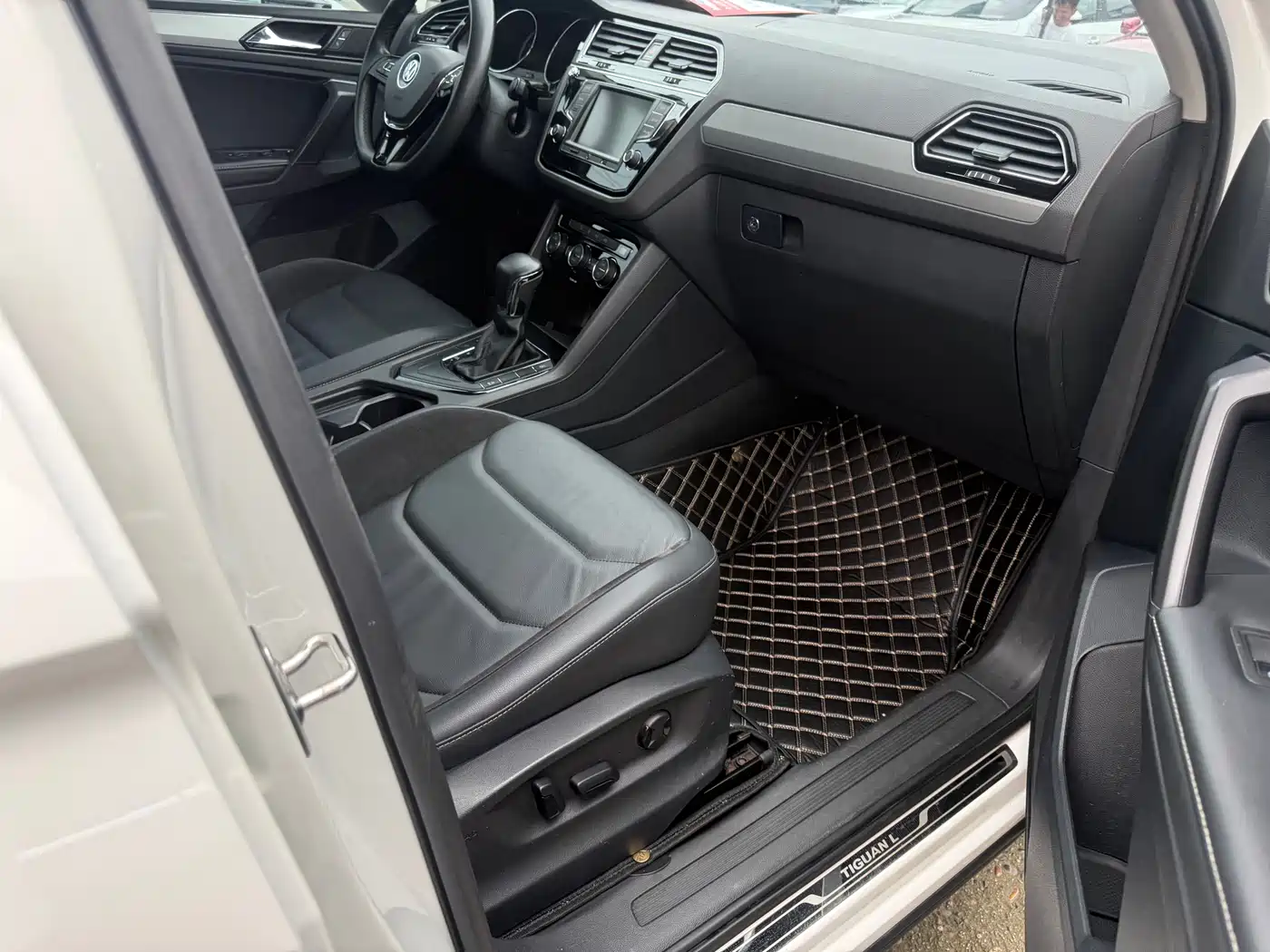 Volkswagen Tiguan L 2017 330TSI Automatic 2WD Comfort Edition фото 10