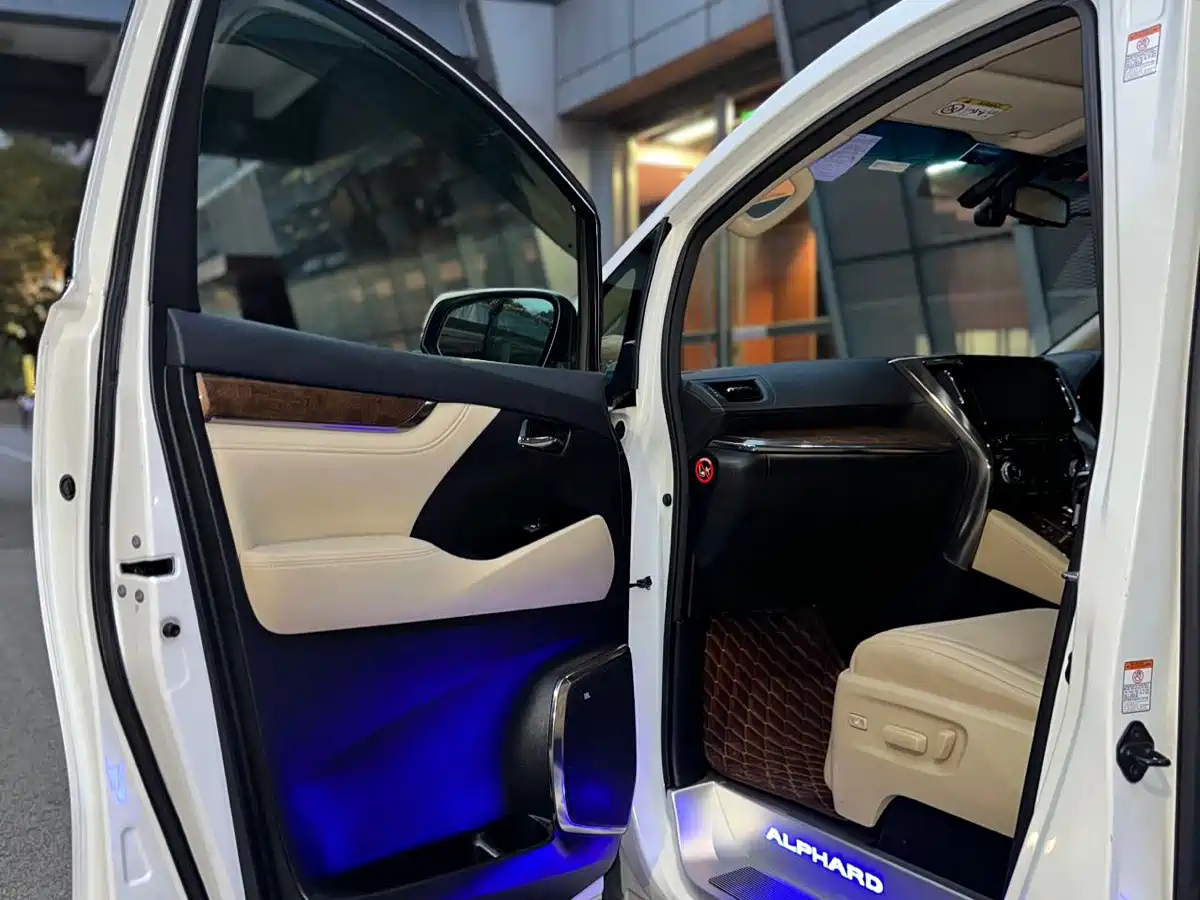 Photo 9 - Toyota Alphard