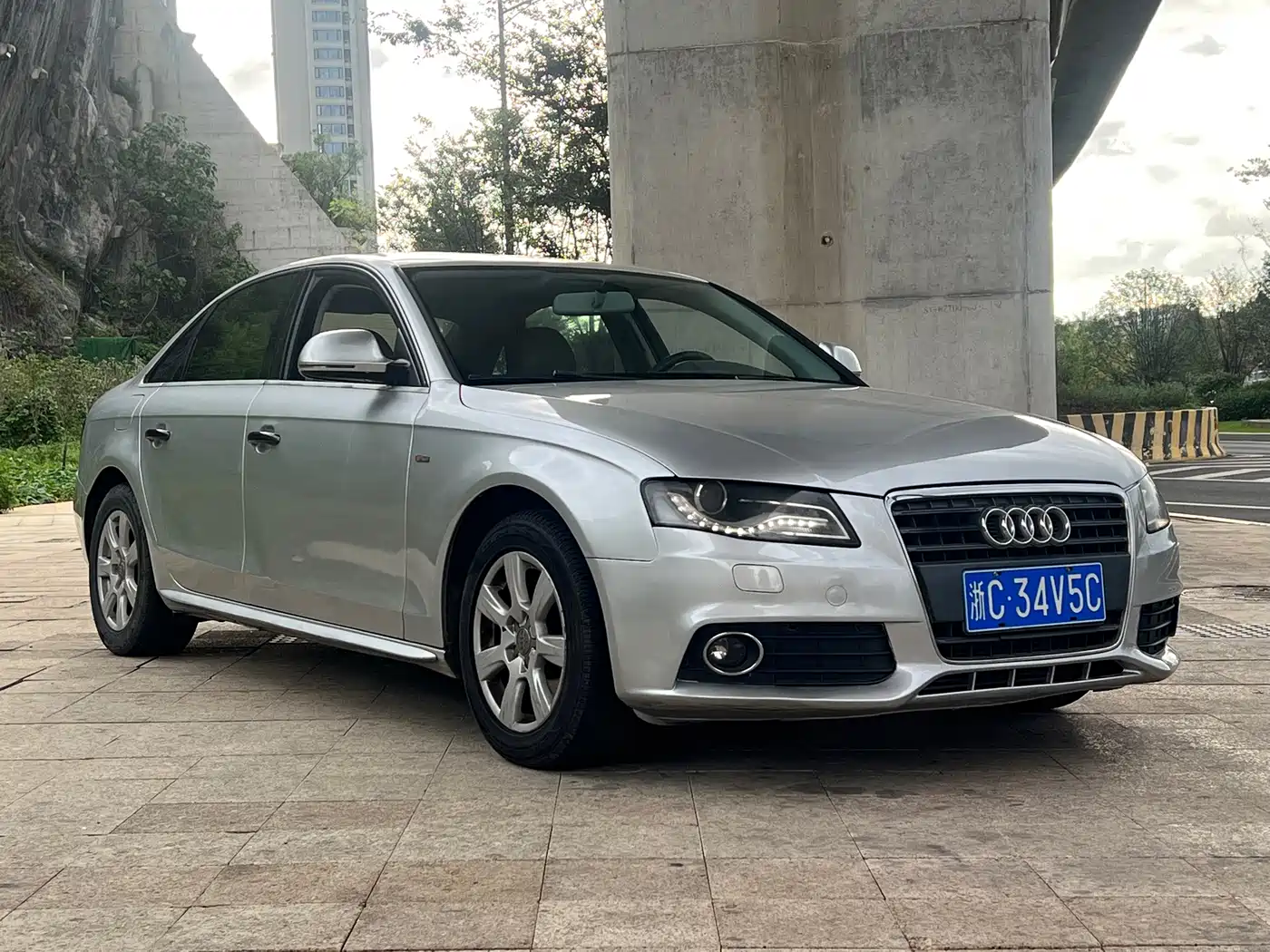 Audi A4L 2009 2010 2.0 TFSI Technology