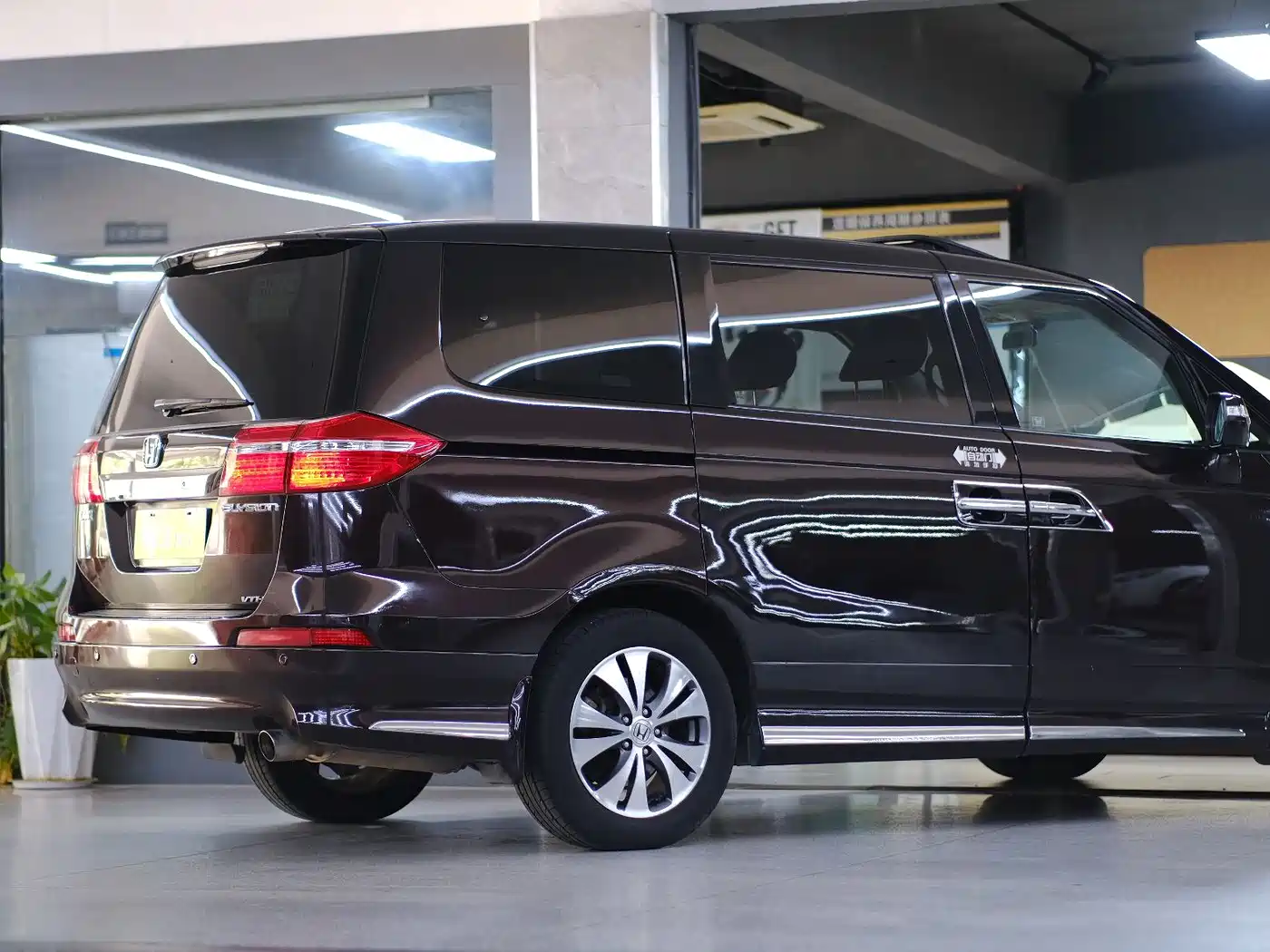 Фото 4 - Honda Elysion