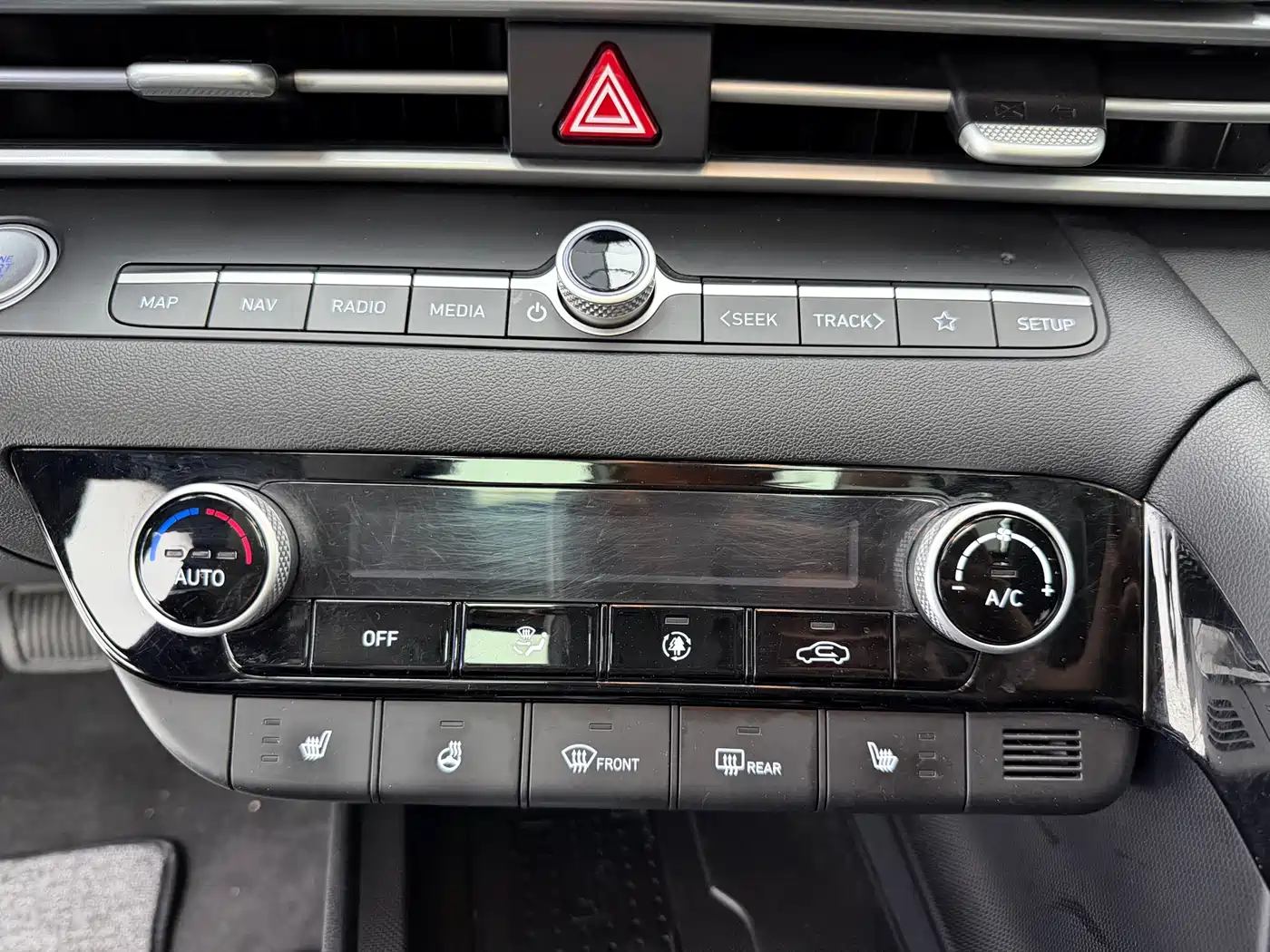 Hyundai Elantra 2023 Model 1.5L CVT LUX Premium Edition фото 13