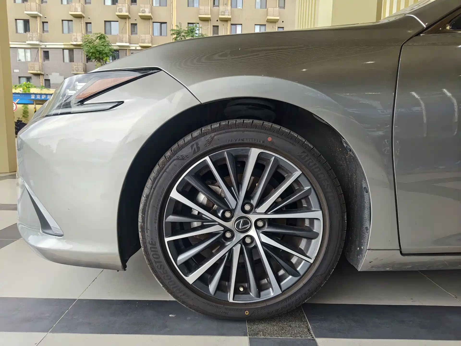 Photo 8 - Lexus ES
