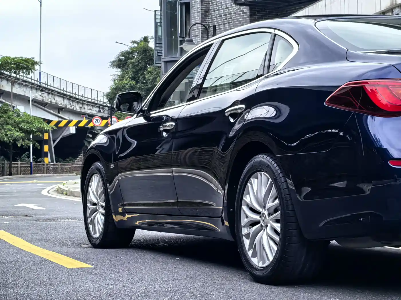 Infiniti Q70 2015 Q70L 2.5L Enjoyment Edition фото 17