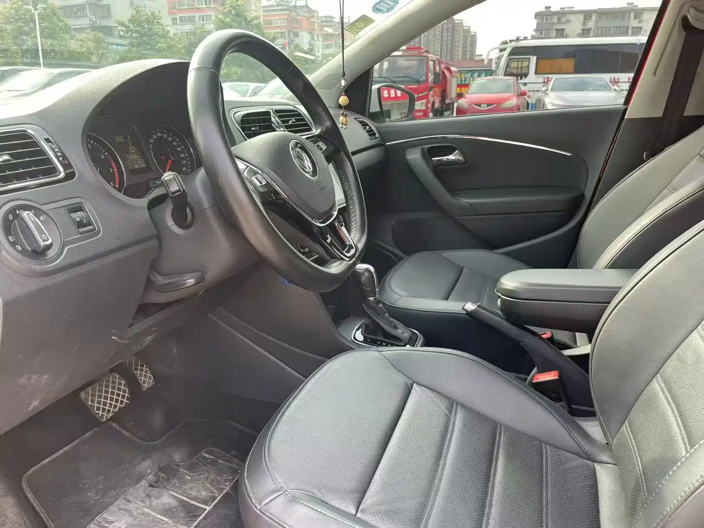 Volkswagen Polo 2016 1.6L Automatic Luxury фото 5