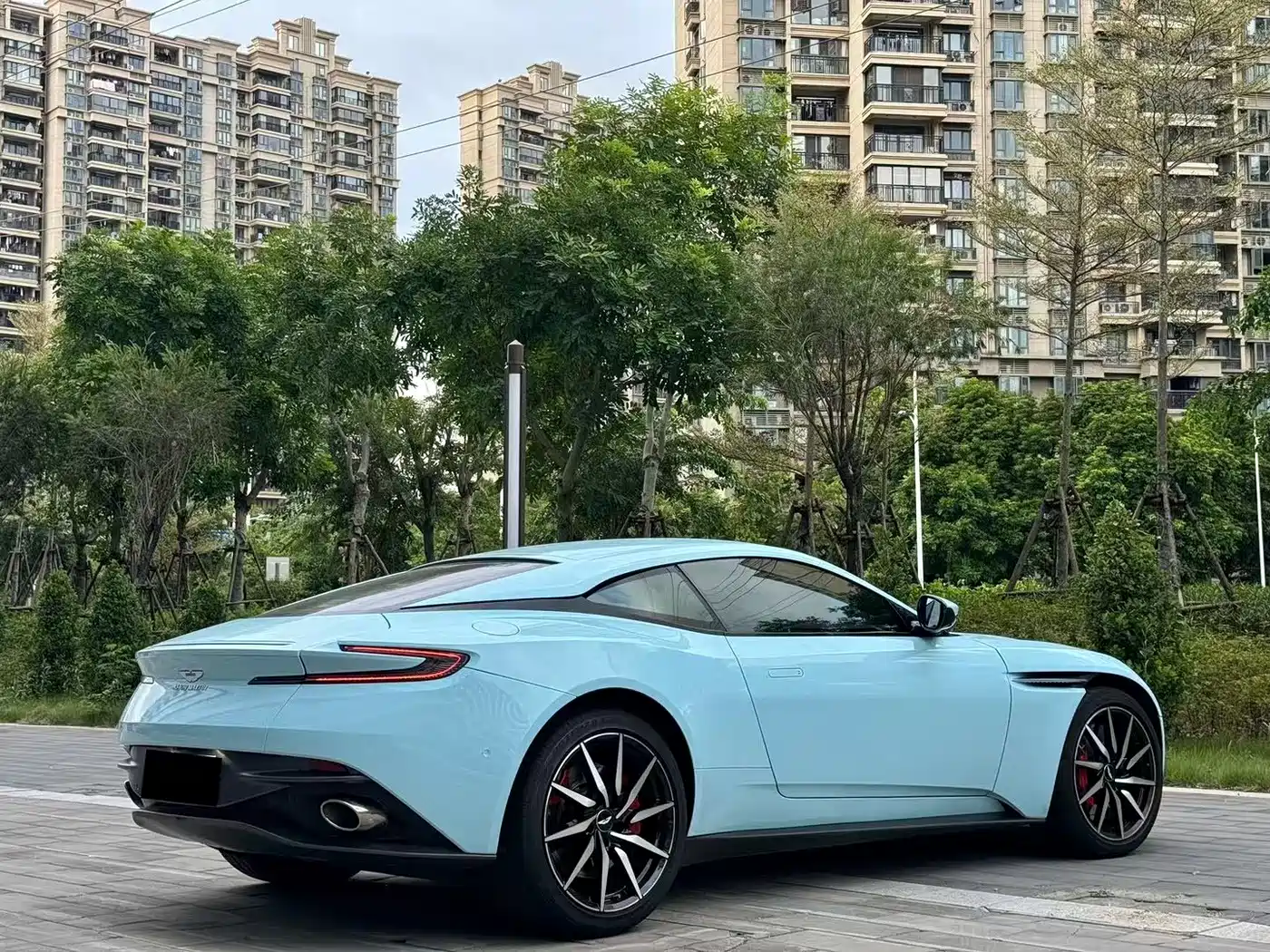 Aston Martin DB11 2016 5.2T Launch Edition фото 8