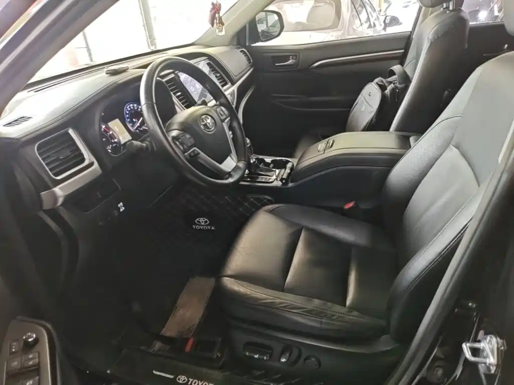 Photo 15 - Toyota Highlander