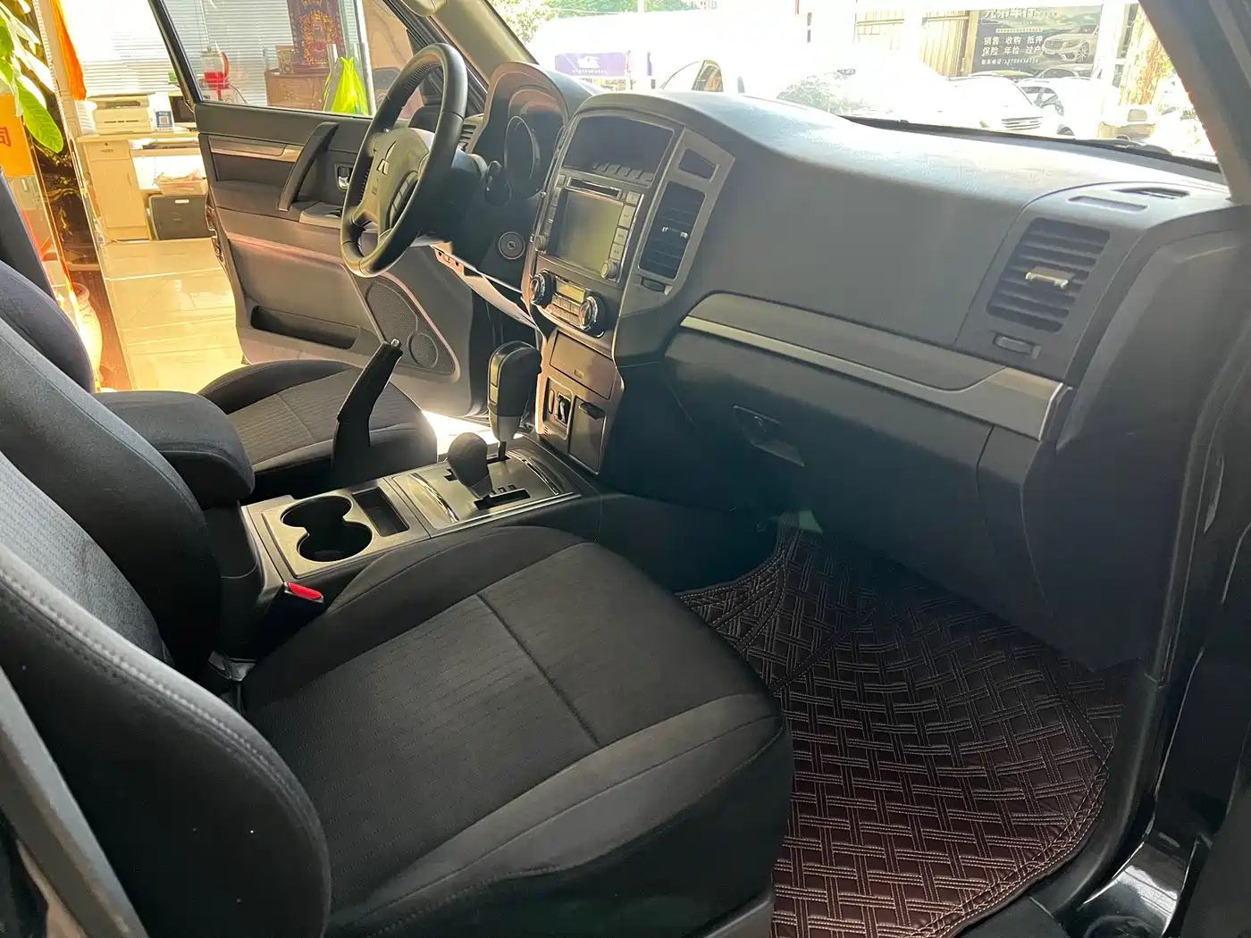 Mitsubishi Pajero (Import) 2015 3.0L Automatic Luxury Edition China V фото 4
