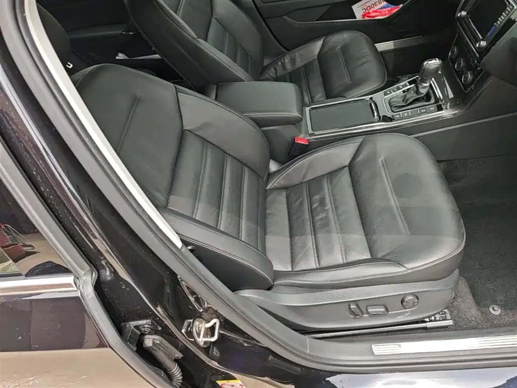 Volkswagen Passat 2017 330TSI DSG Luxury фото 25