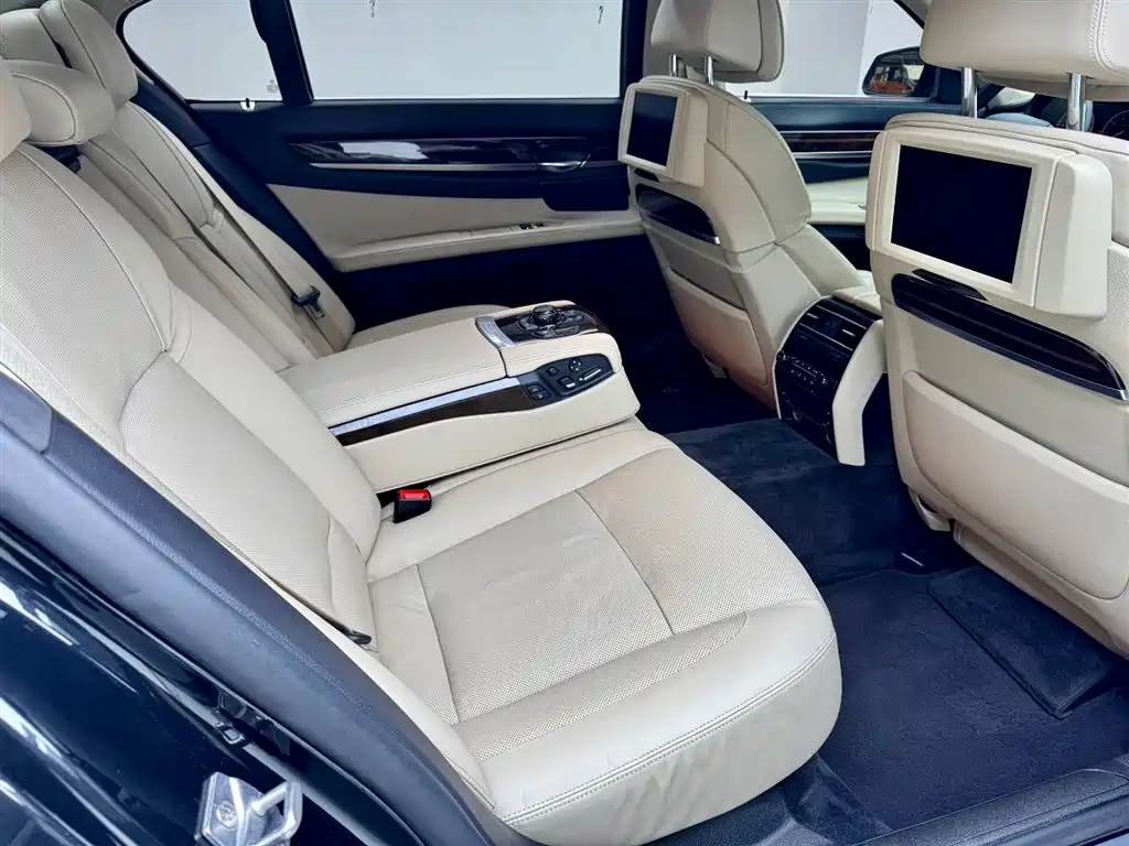 BMW 7 Series 2010 760Li фото 25