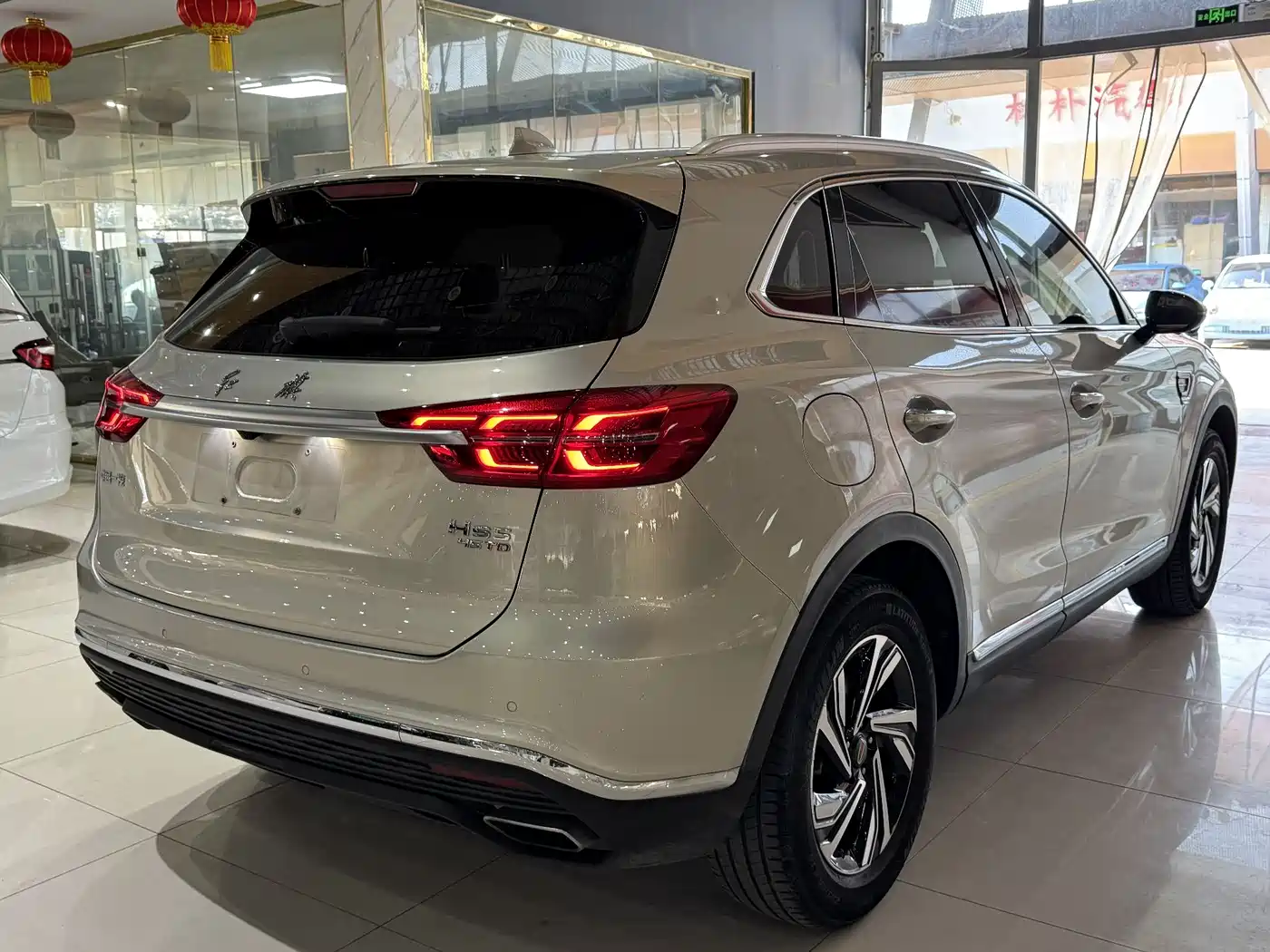 Photo 13 - Hongqi HS5