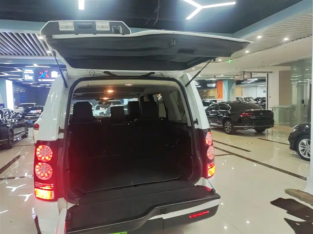 Land Rover Discovery 2015 3.0 SC V6 SE фото 19