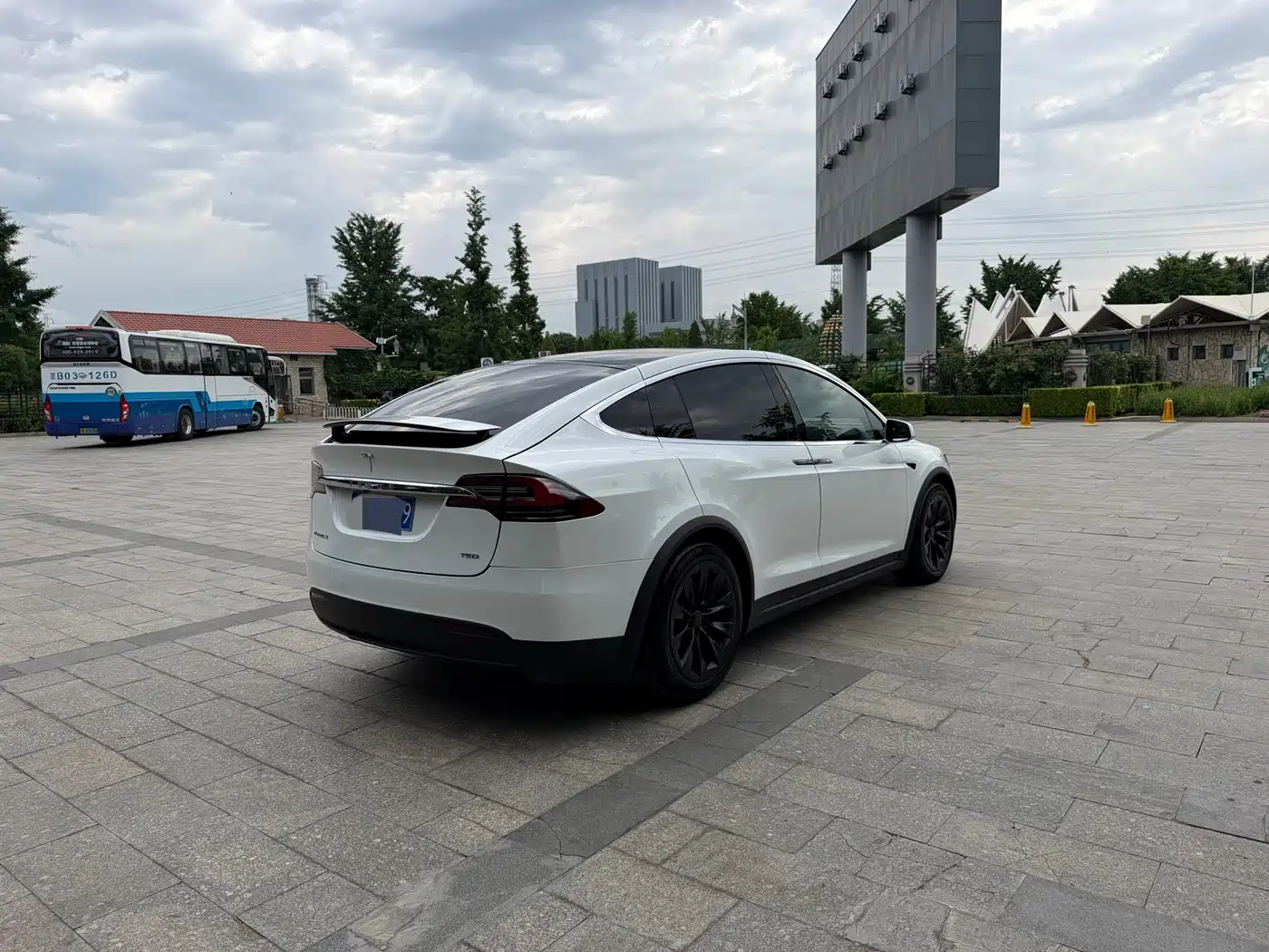 TESLA MODEL X