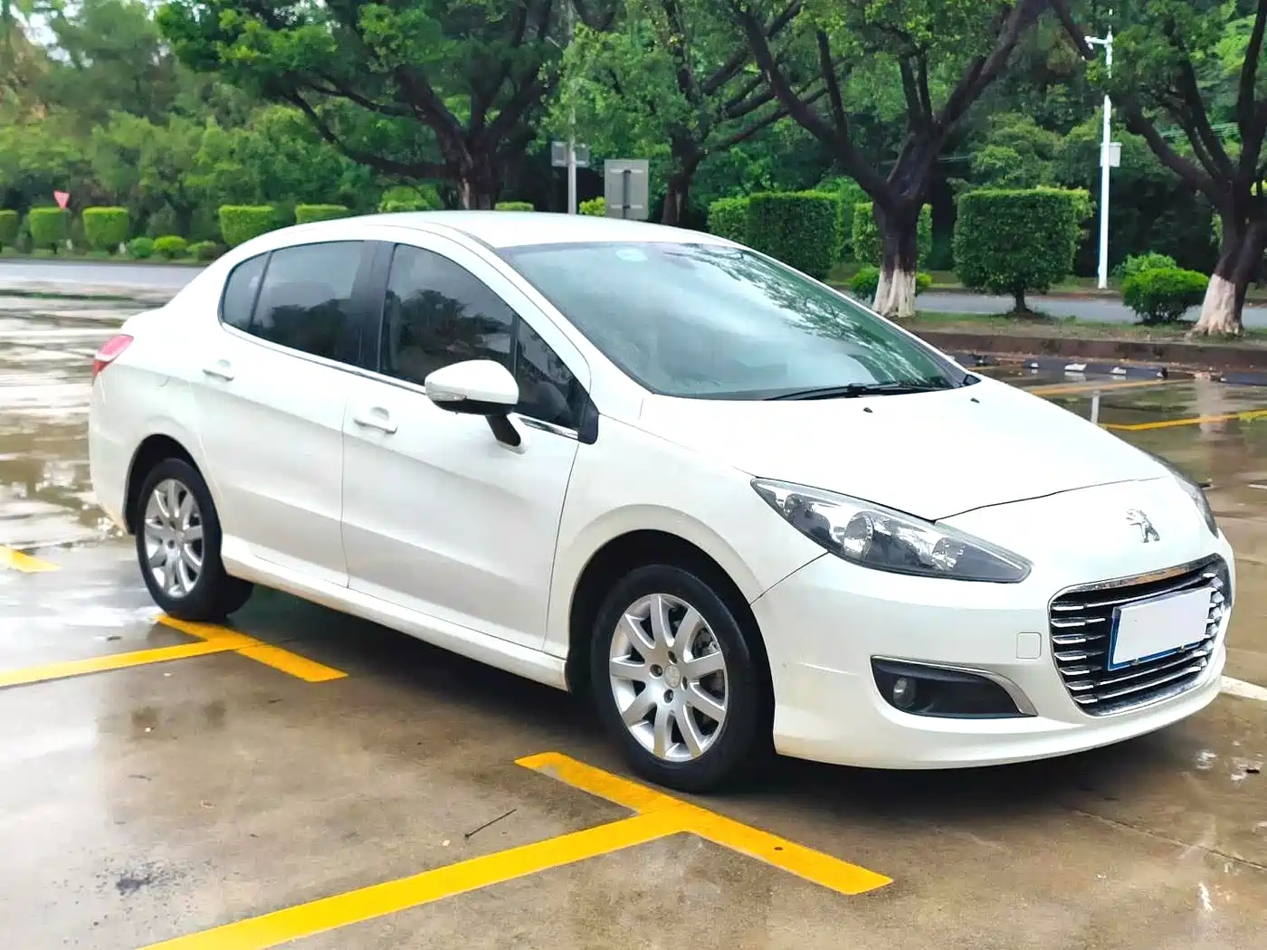 Peugeot 308 2014 Model Joy Edition Classic 1.6L Automatic Superior Style фото 3