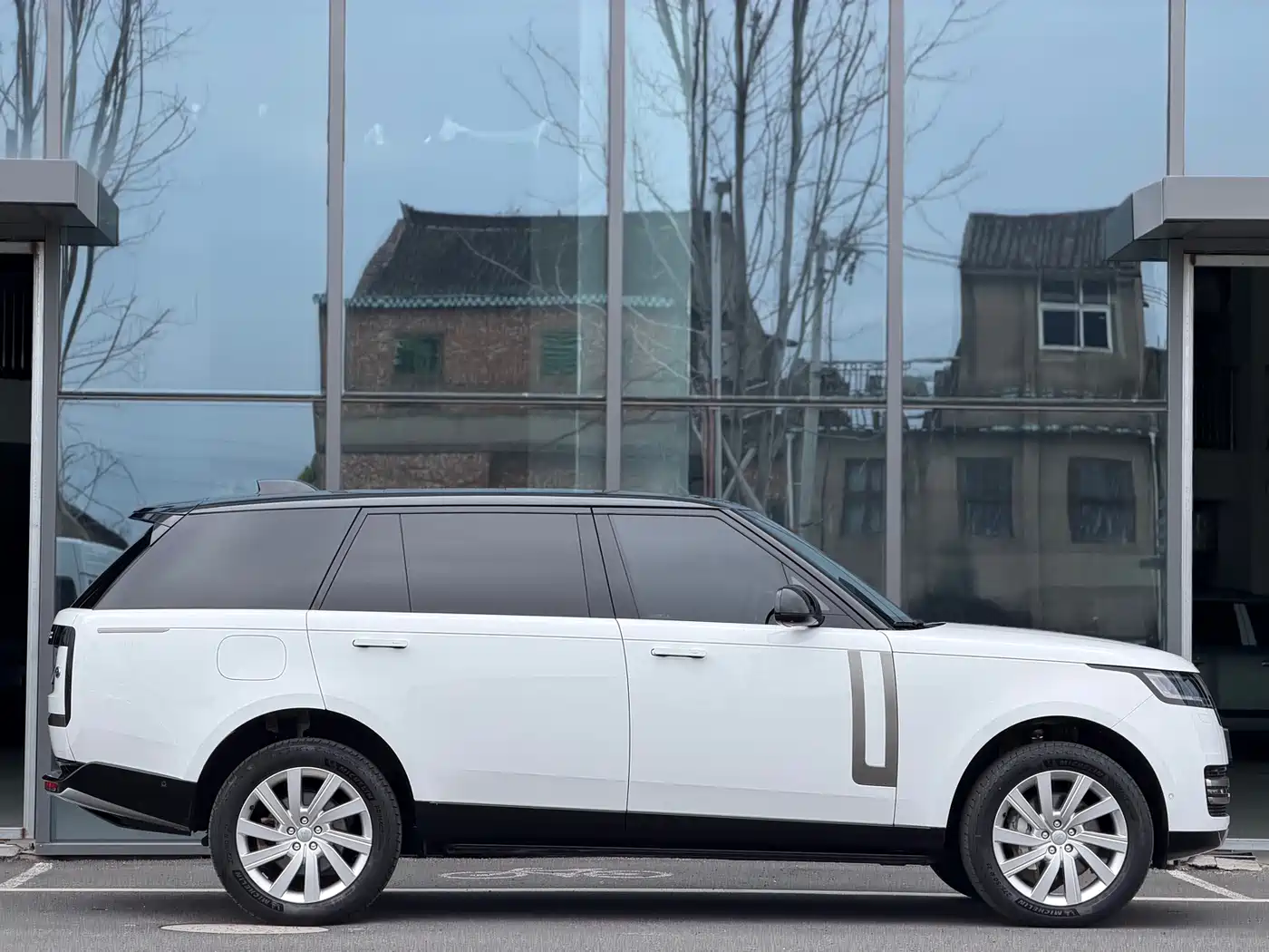 Land Rover Range Rover 2023 3.0 L6 400PS Golden Age 7-Seater Long Wheelbase фото 3