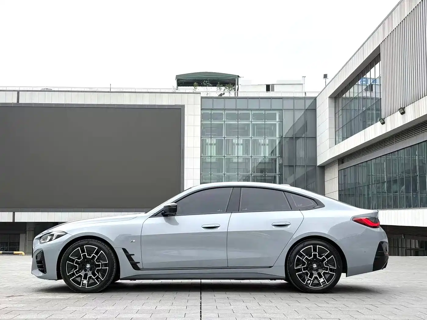 BMW 4 Series 2024 430i Gran Coupe M Sport Shadowline Package фото 12