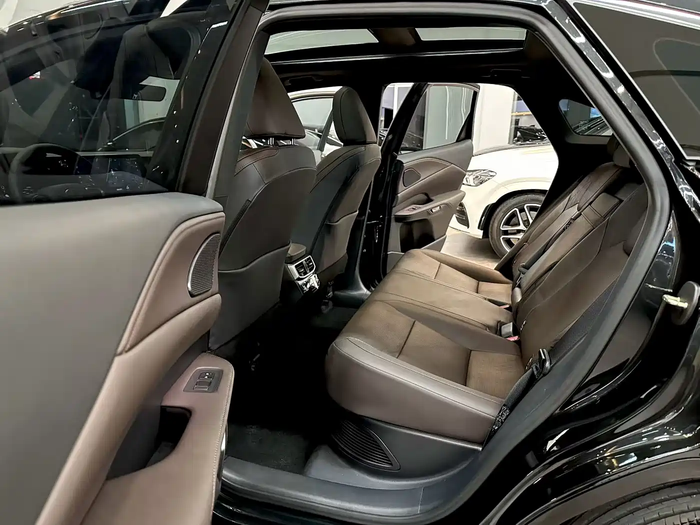 Lexus RX 2025 350h 4WD Premium Edition фото 8
