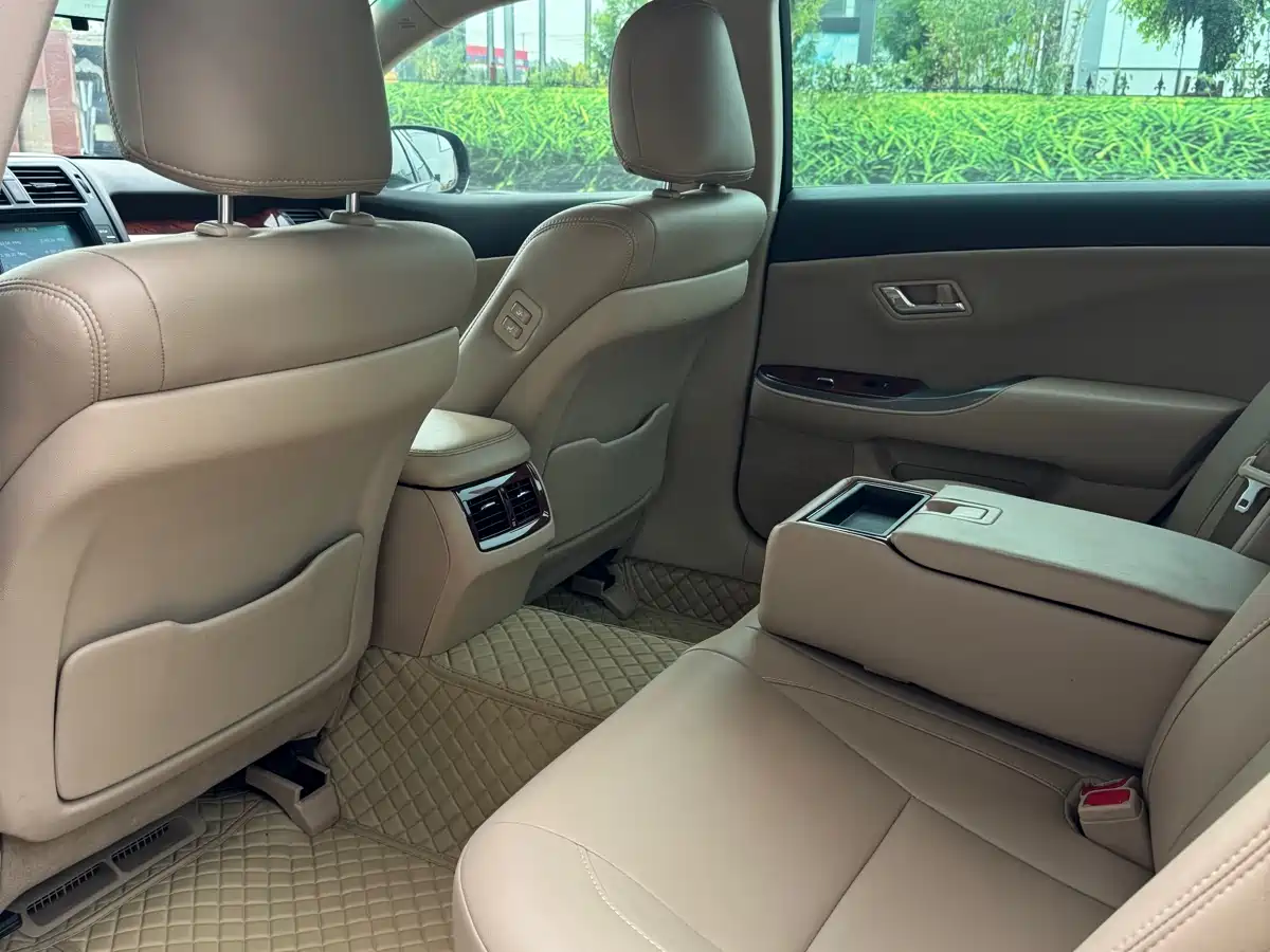 Фото 10 - Toyota Crown