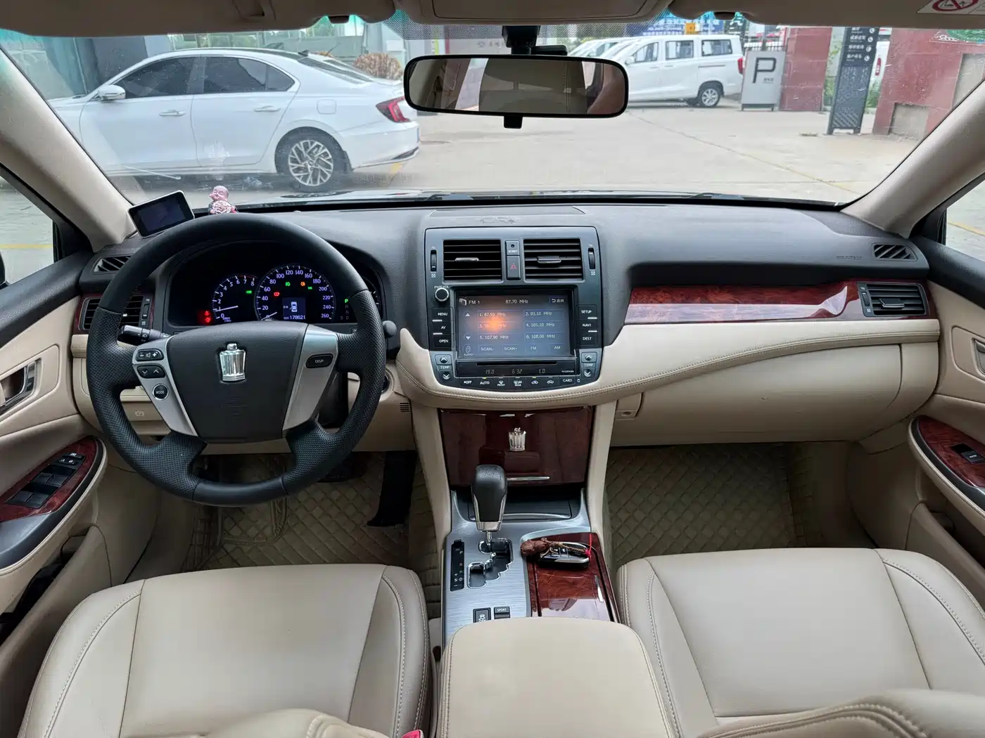 Фото 11 - Toyota Crown