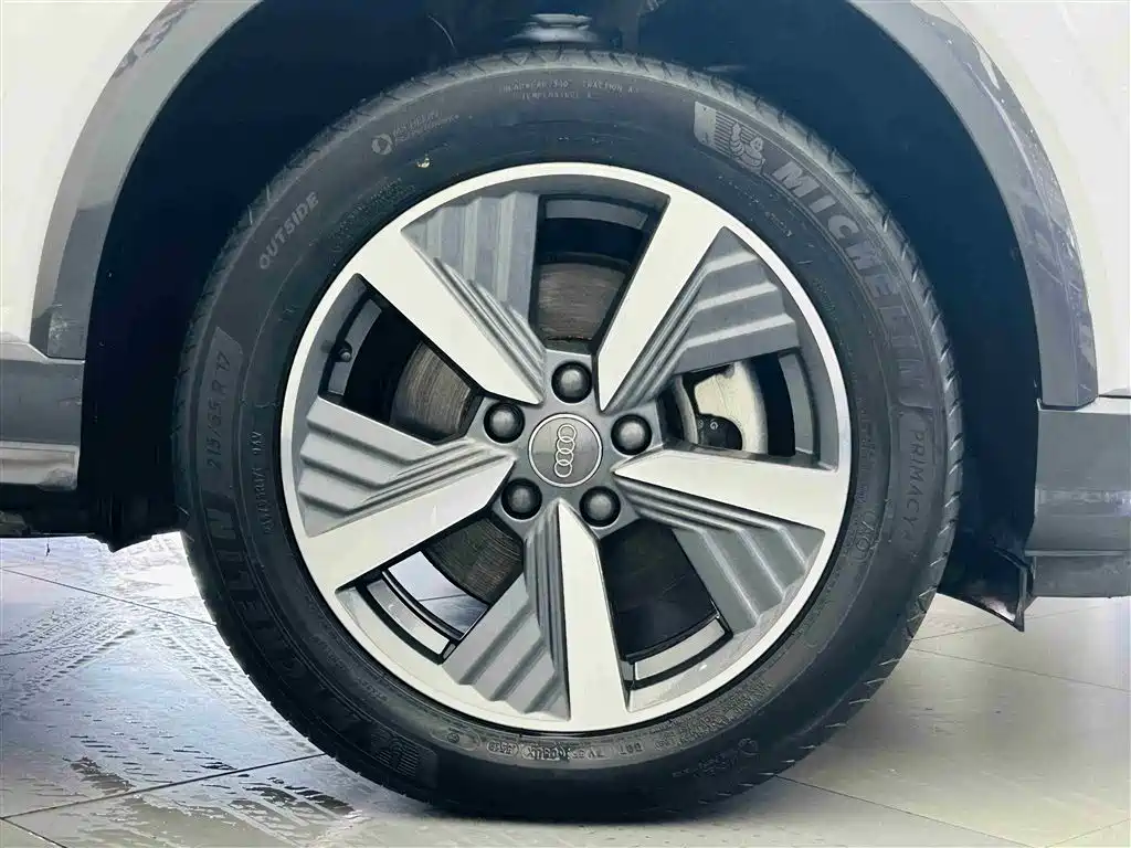 AUDI Q2L E-TRON