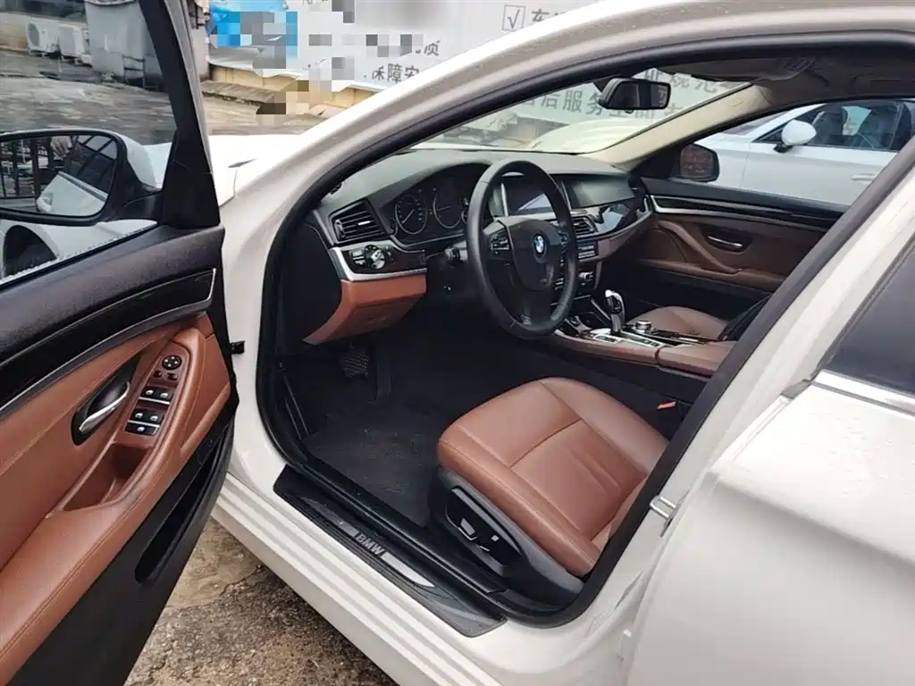 BMW 5 Series 2014 525Li Leading фото 16