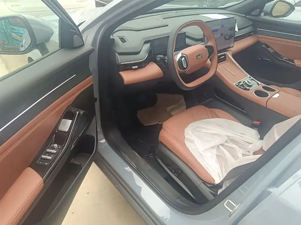 Geely Galaxy Galaxy L6 2025 EM-i 140km Explorer+ Edition фото 16