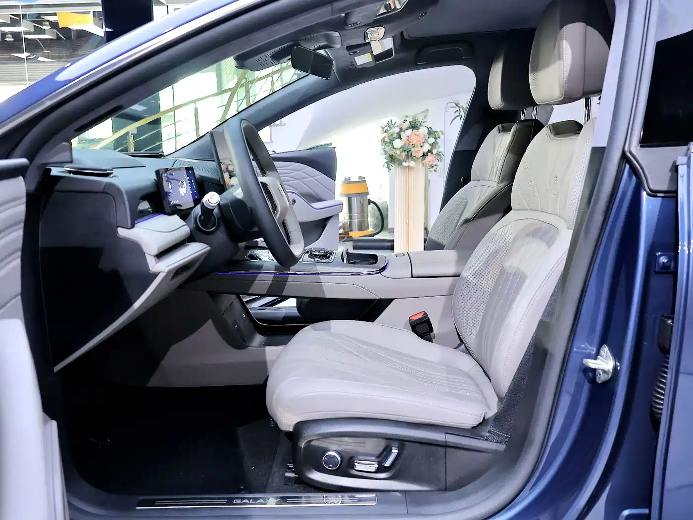Geely Galaxy Galaxy Xingyao 8 2025 Model 130km EM-i Flagship Edition фото 9