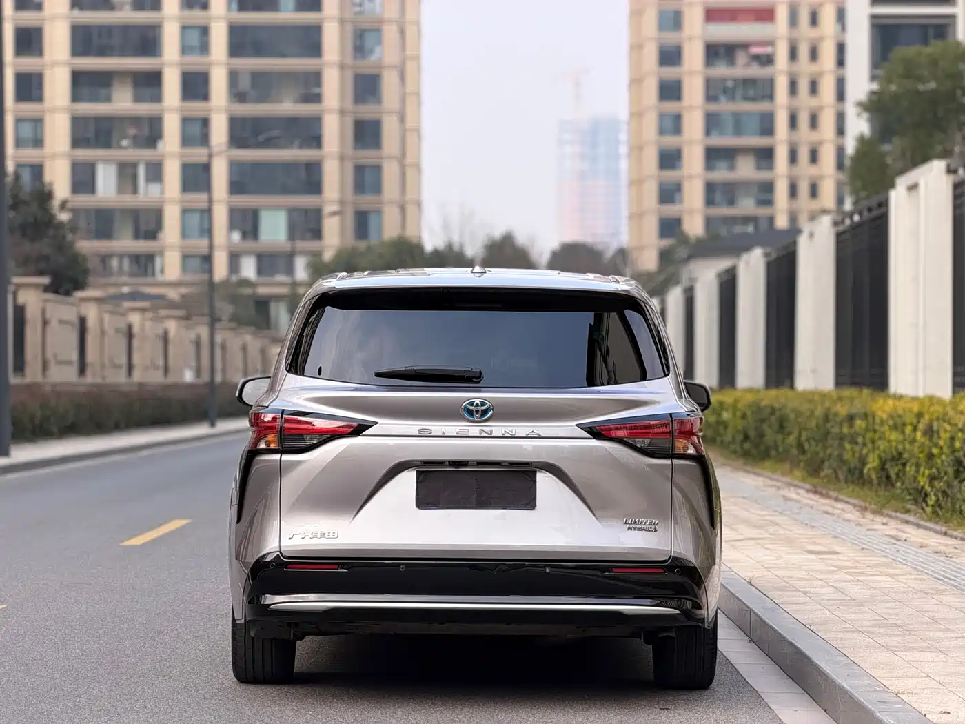 Toyota Sienna 2023 2.5L Hybrid Premium Edition фото 6