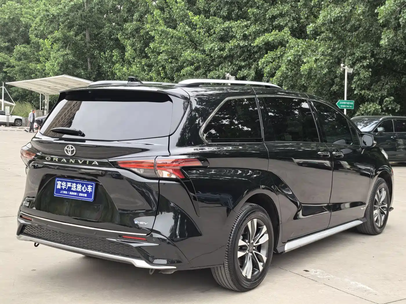 Toyota Granvia 2024 2.5L Hybrid Luxury фото 16