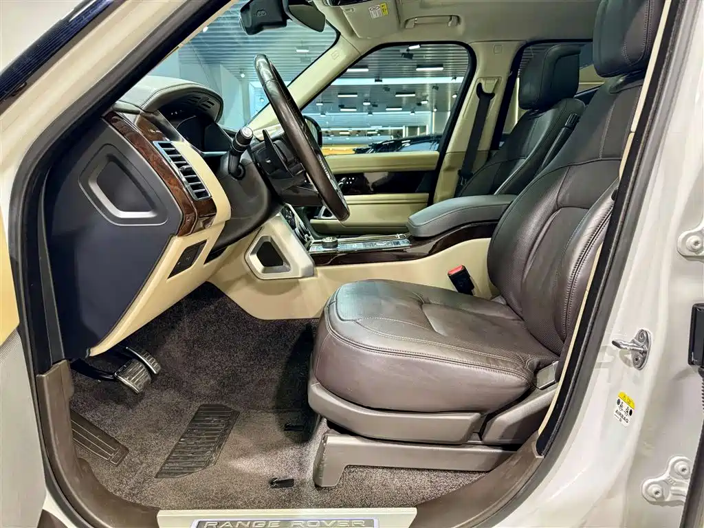 Land Rover Range Rover 2021 3.0 L6 Heritage Extended Classic Edition фото 17