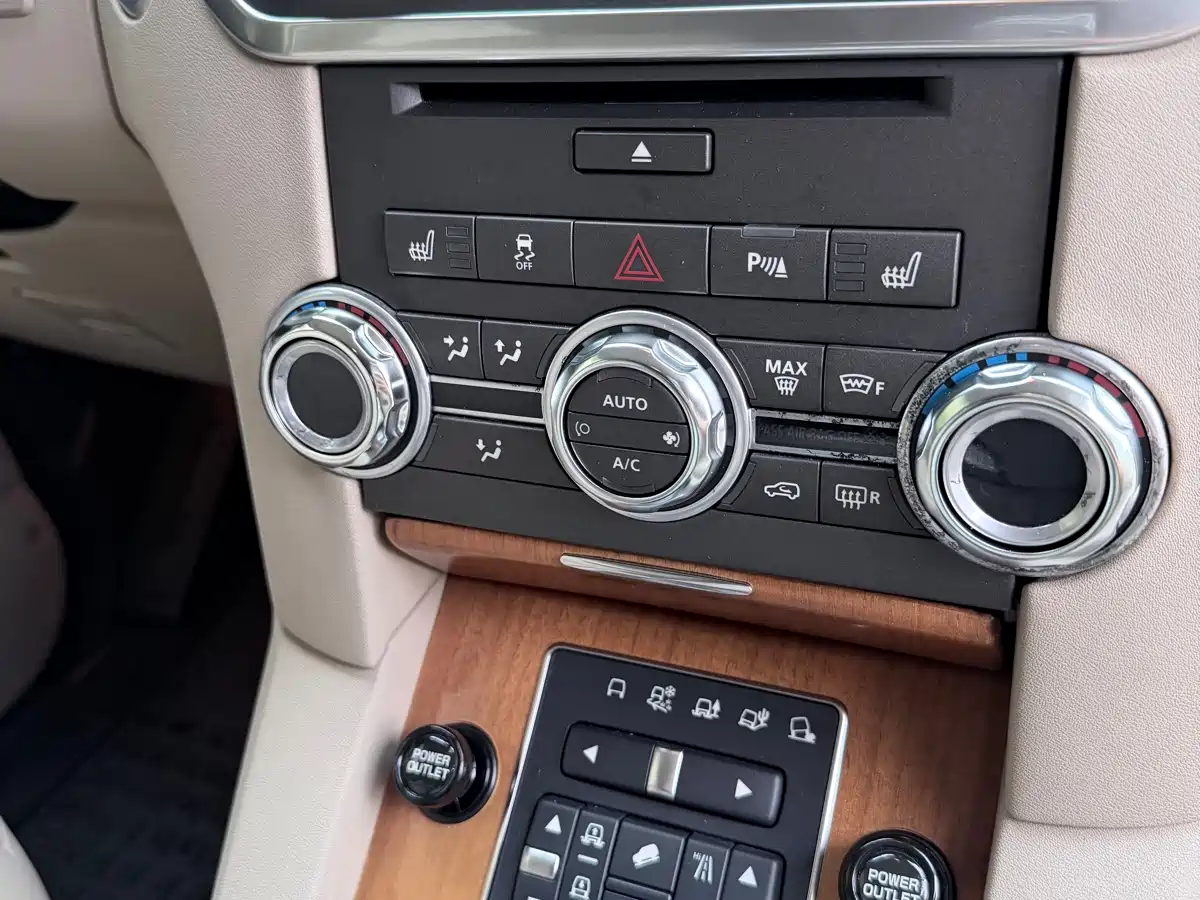 Land Rover Discovery 2015 3.0 SDV6 HSE Diesel фото 12