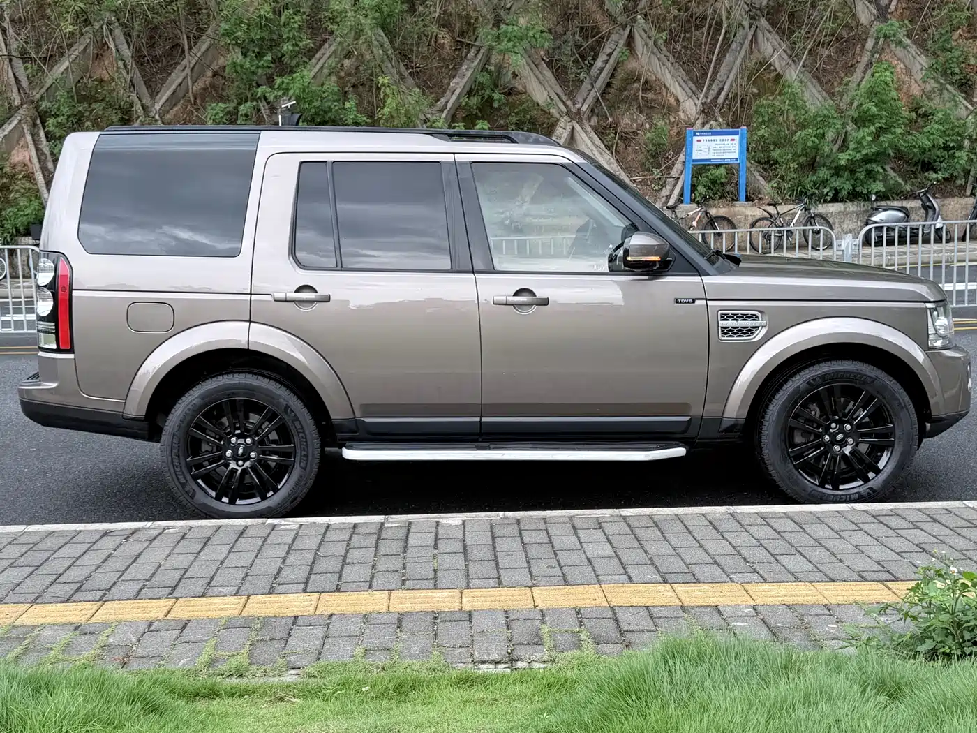 Land Rover Discovery 2015 3.0 SDV6 HSE Diesel фото 4