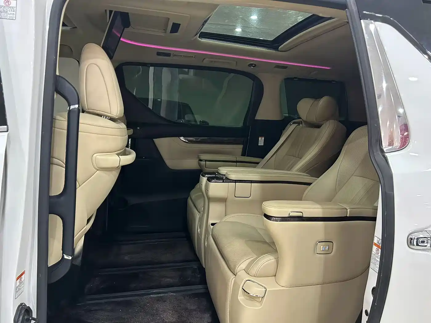 Toyota Vellfire 2021 Crown Hybrid 2.5L HV Premium Edition фото 6