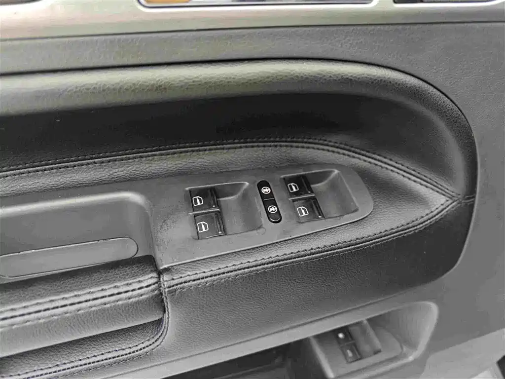 Volkswagen Touareg 2007 4.2L Premium фото 14