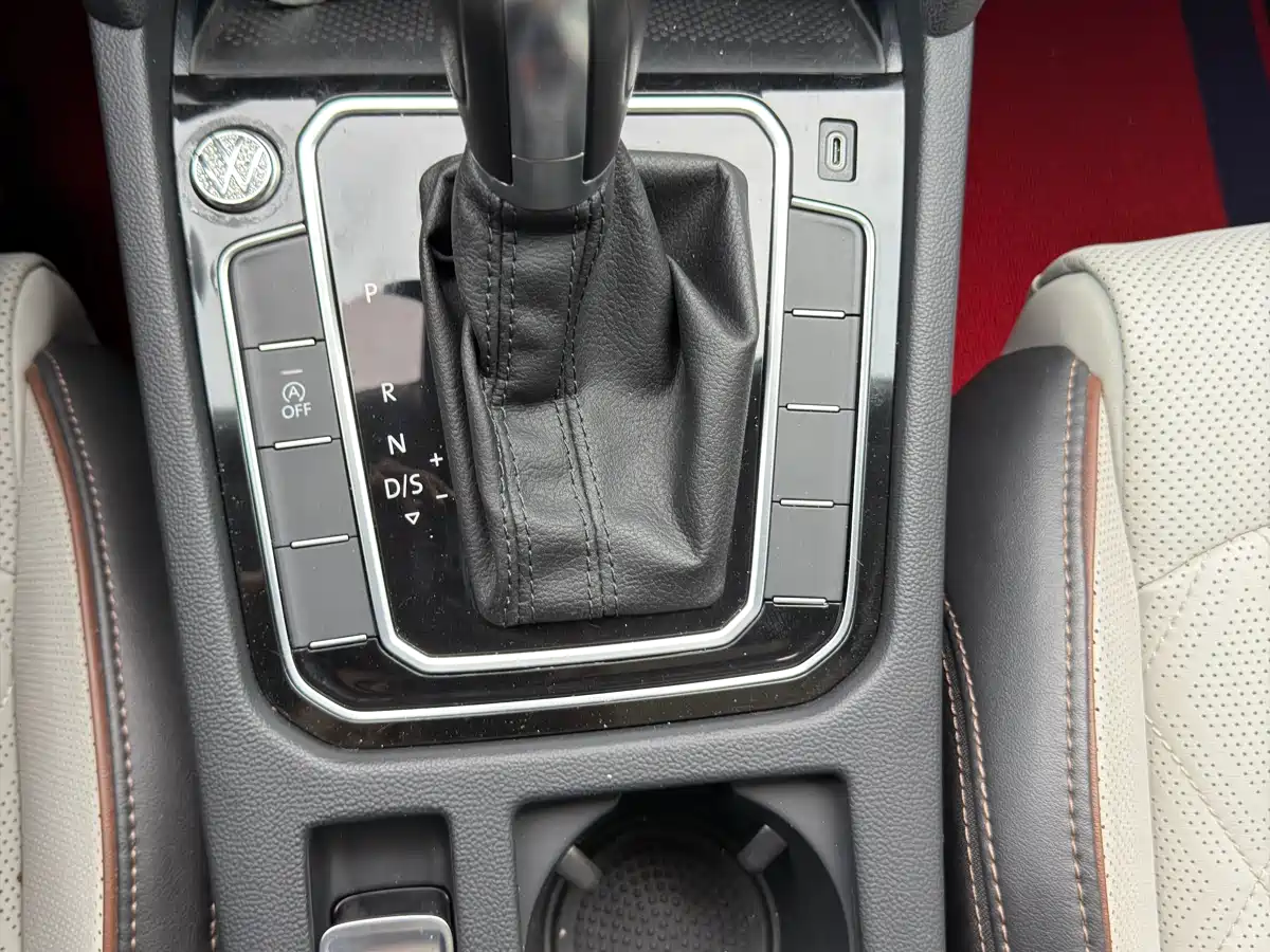 Volkswagen Magotan 2023 Model 2 Million Commemorative Edition 330TSI DSG Luxury фото 12