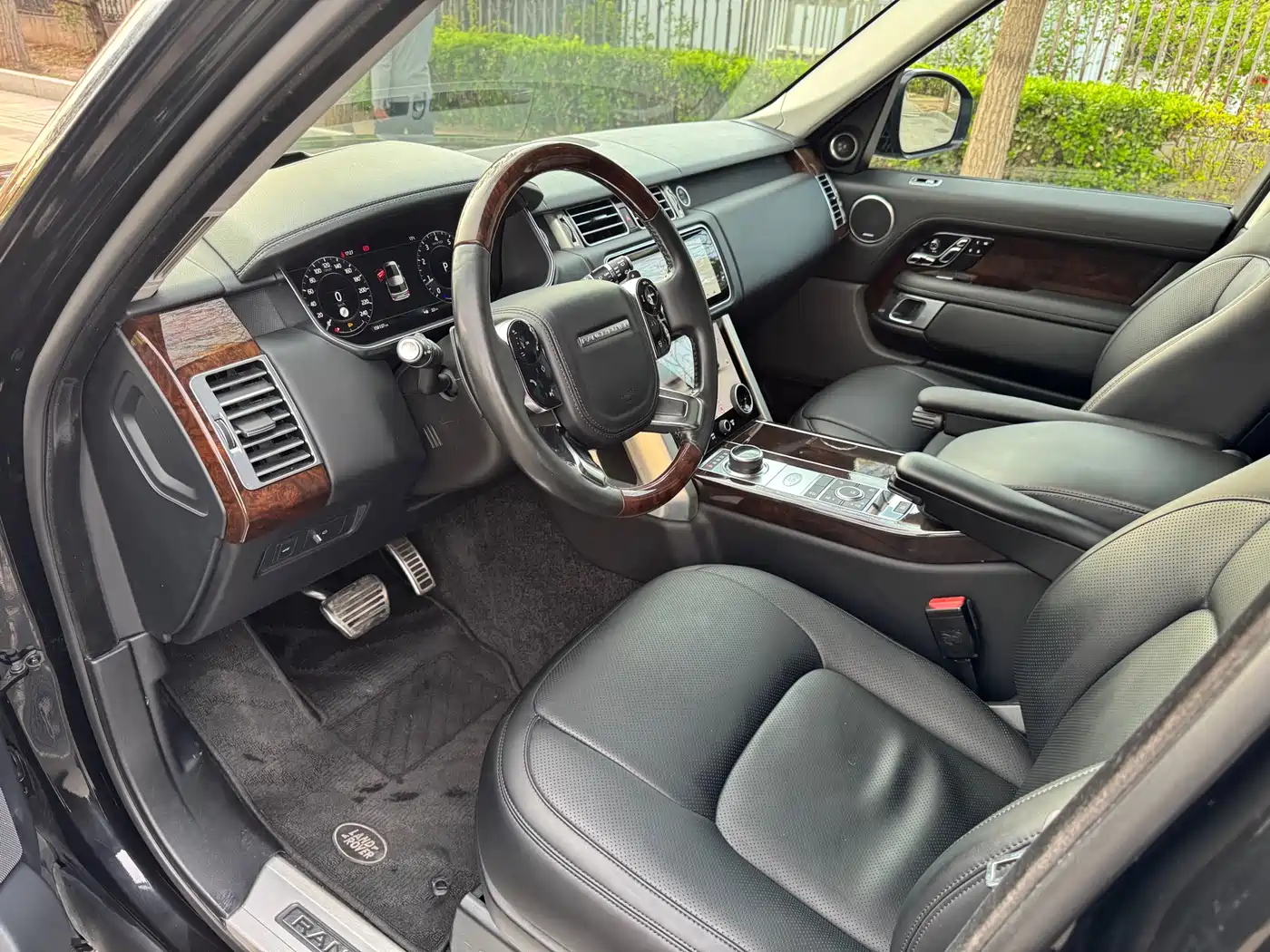 Land Rover Range Rover 2020 3.0 L6 Heritage Extended Edition фото 7