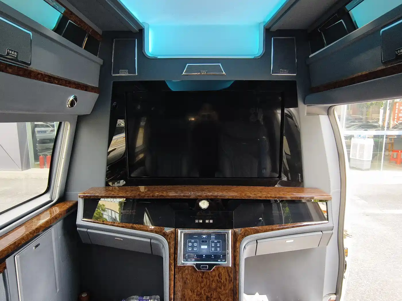 GMC Savana 2018 2017 6.0L G660S Elegance Panoramic Roof Edition
