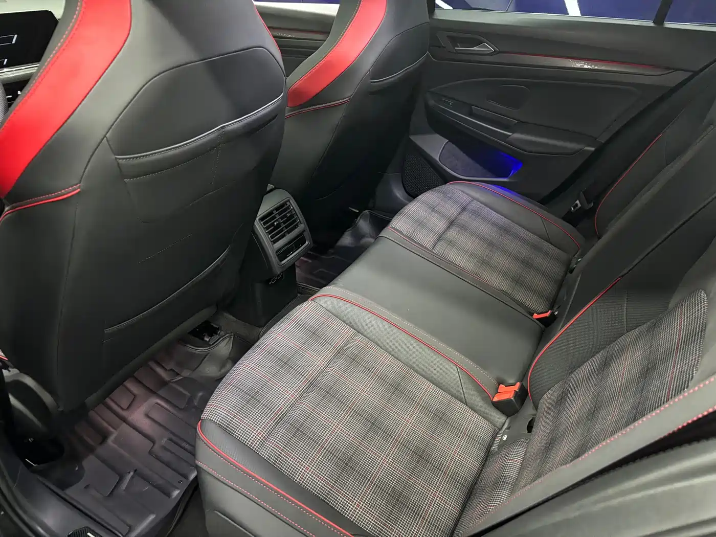 Volkswagen Golf GTI 2023 380TSI DSG GTI фото 7