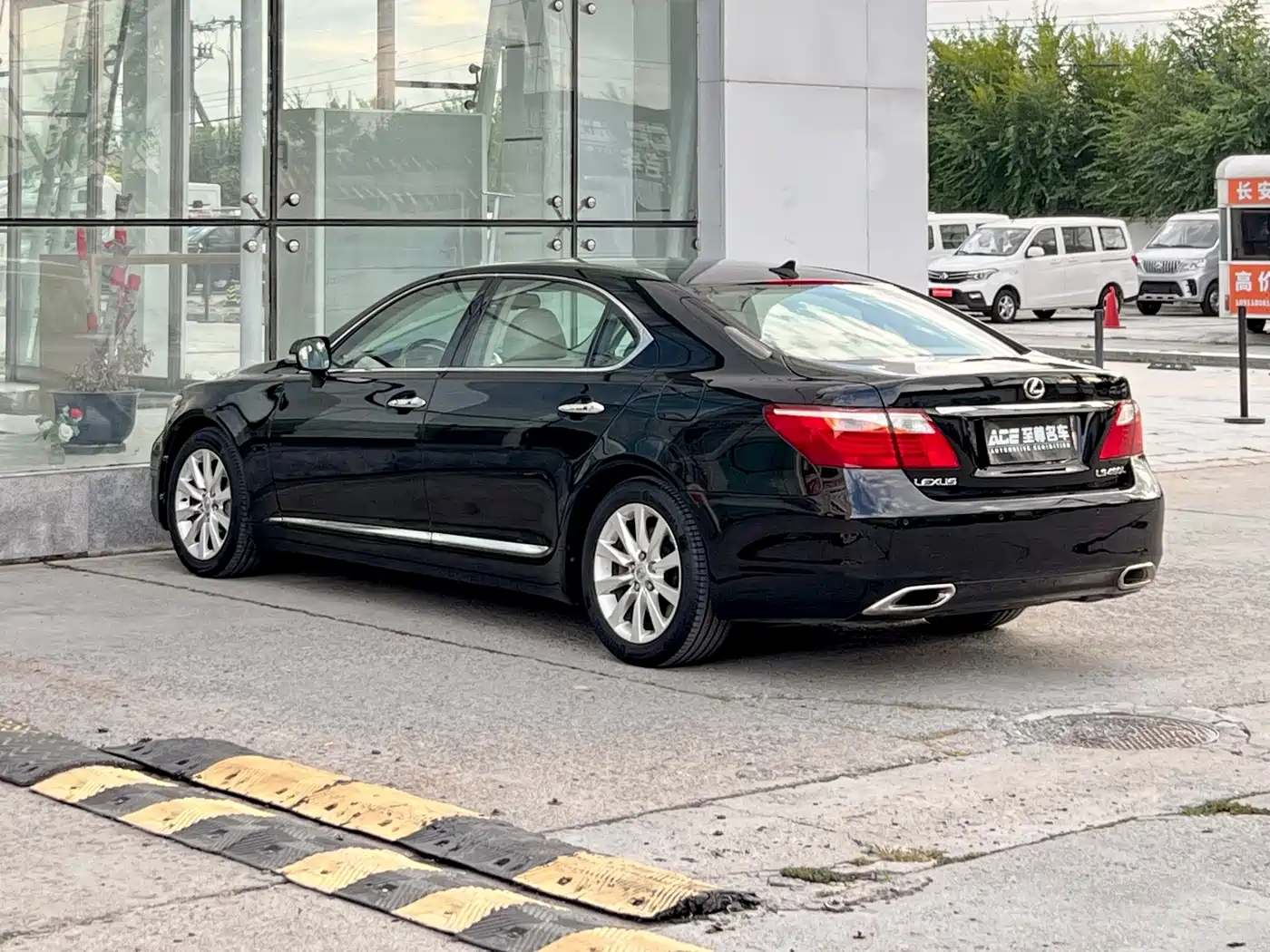 Фото 6 - Lexus LS