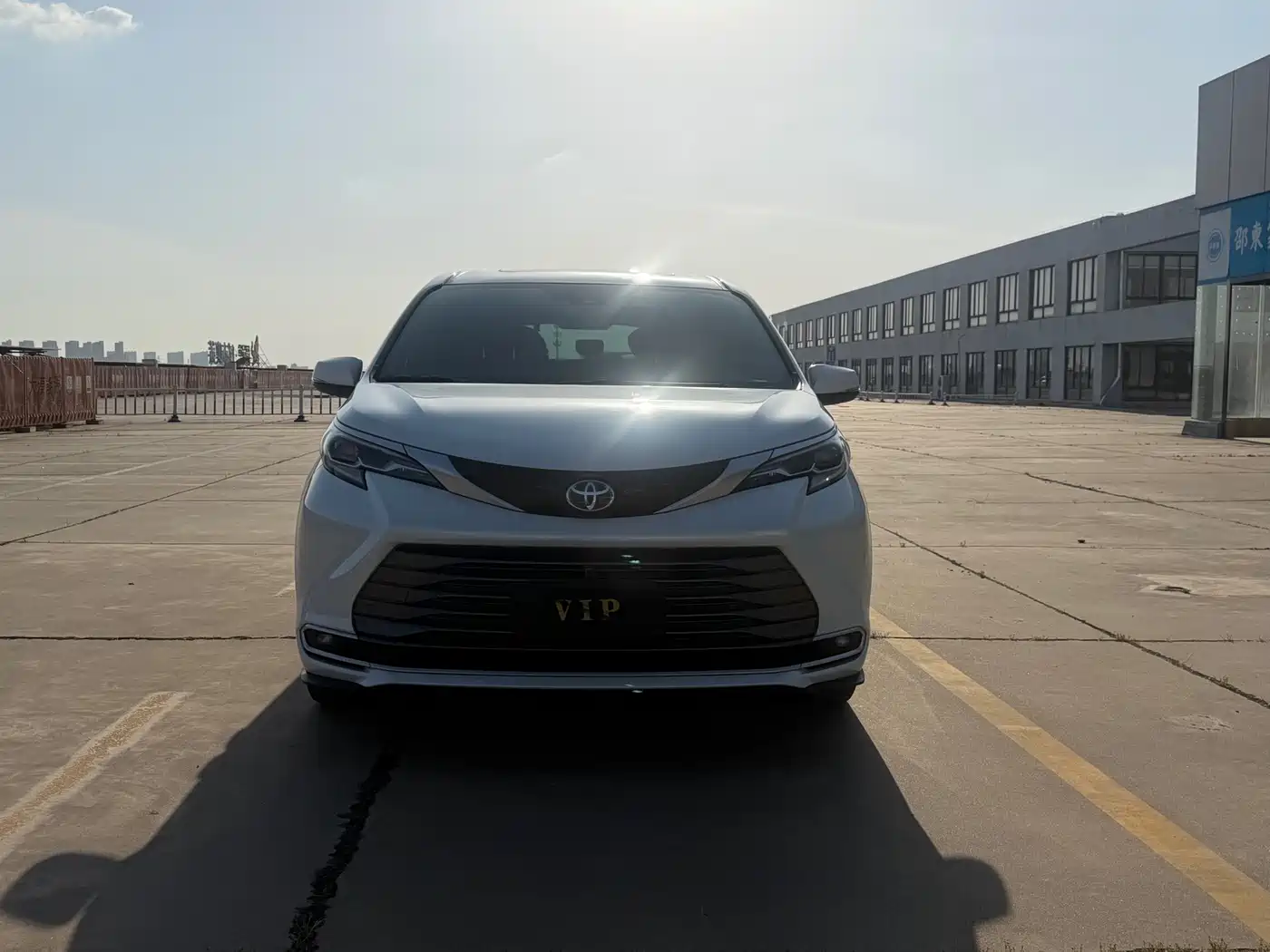 Toyota Sienna 2023 2.5L Hybrid Premium Edition фото 2